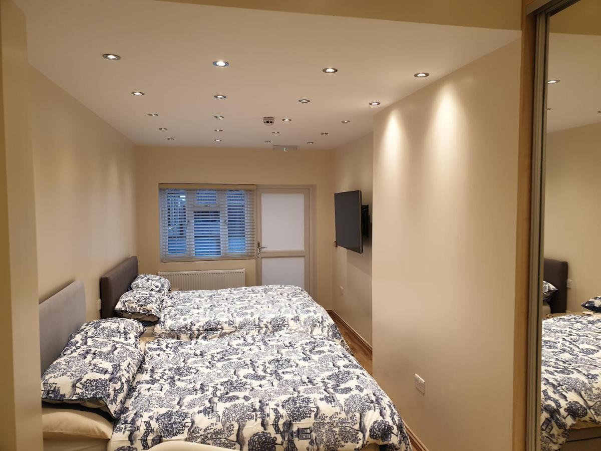 London Luxury Apartments 4 Min Walk From Ilford Station, With Free Parking Free Wifi المظهر الخارجي الصورة