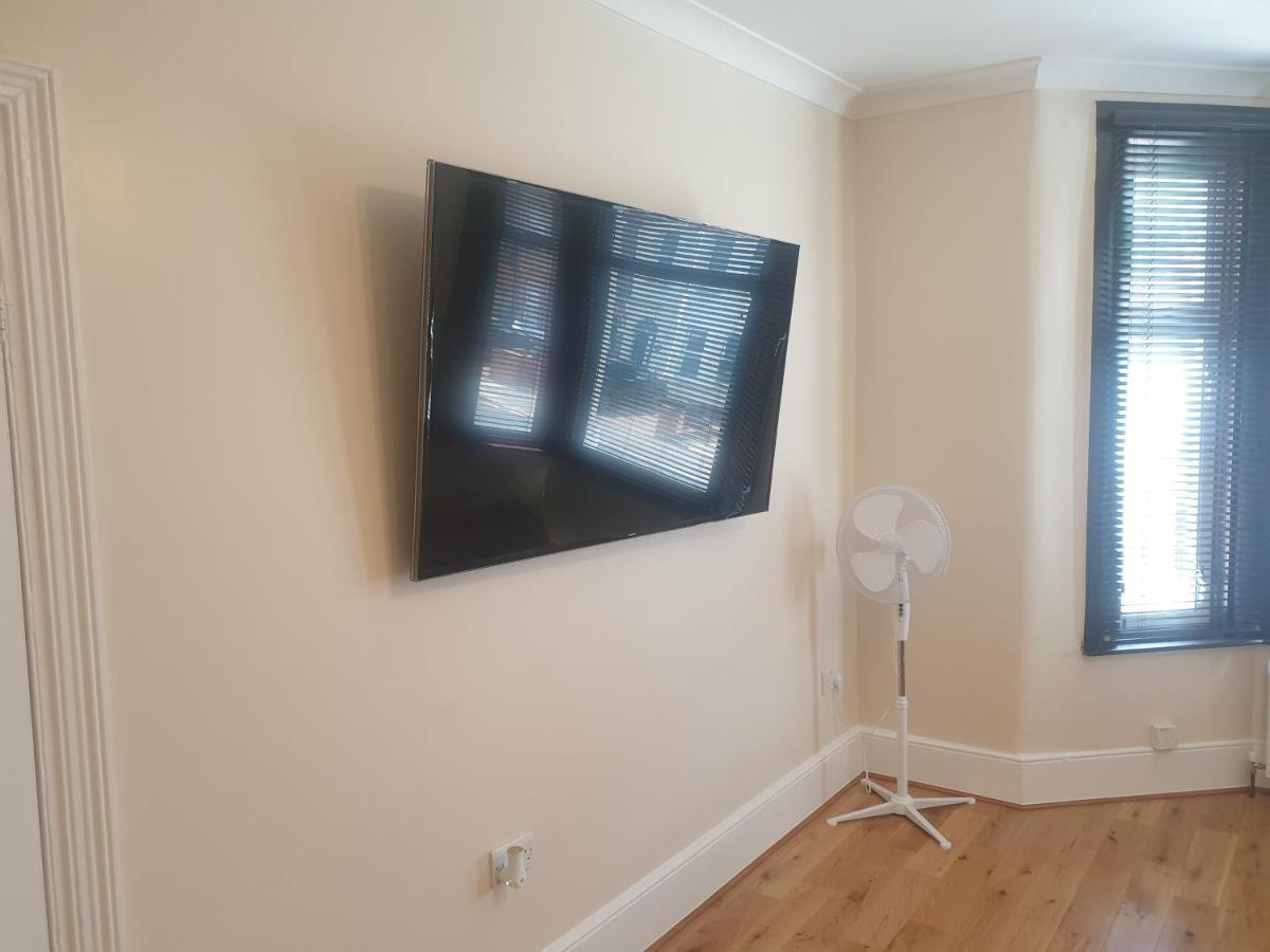 London Luxury Apartments 4 Min Walk From Ilford Station, With Free Parking Free Wifi المظهر الخارجي الصورة